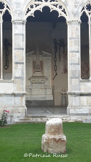 Pisa, le catene dell'antico porto conservate al Camposanto di piazza dei Miracoli (ph. In24/P. Russo)