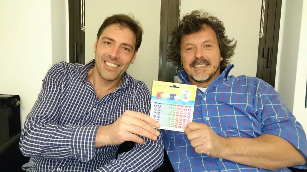 Marco Della Volta e Nicola Perico, i due creativi bergamaschi che hanno inventato Eccolo! L'acchiappacalzini. I due creativi bergamaschi che hanno inventato Eccolo! L'acchiappacalzini.