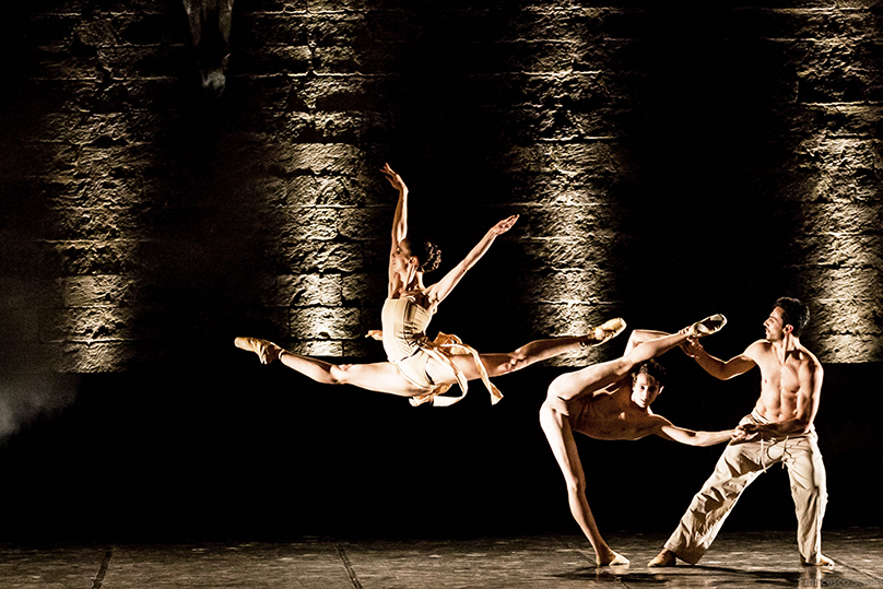 Carmina Burana, una scena dello spettacolo del Balletto del Sud al Teatro La Versiliana (ph. M. Parrini)