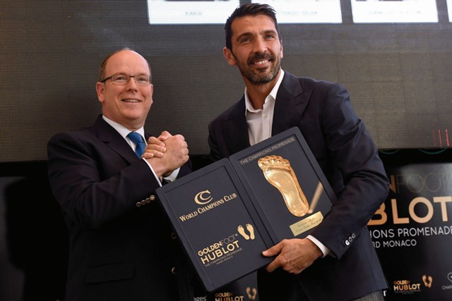 Gianluigi Buffon riceve il Golden Foot Hublot Award 2016 dal principe Alberto di Monaco (ph. Hublot)
