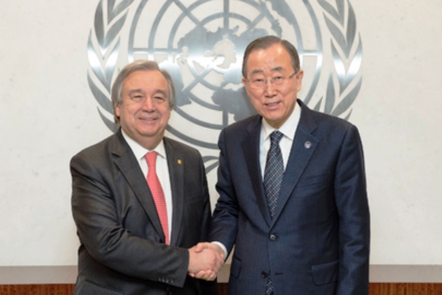 Stretta di mano tra il Segretario generale dell'Onu Ban Ki-moon (a destra ) e l'Alto commissario Onu per i rifugiati uscente António Guterres, nell'incontro avvenuto il 21 dicembre 2015 a New York (ph. Onu