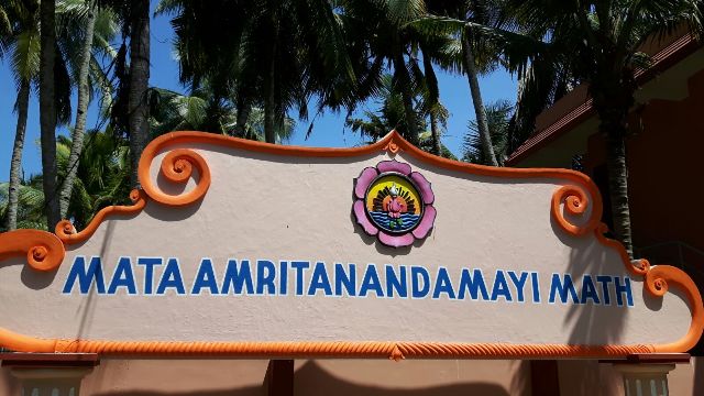 Amritapuri (India), l'ingresso dell'Ashram di Mata Amritanandamayi, conosciuta nel mondo con il nome di Amma (ph. P. Russo)