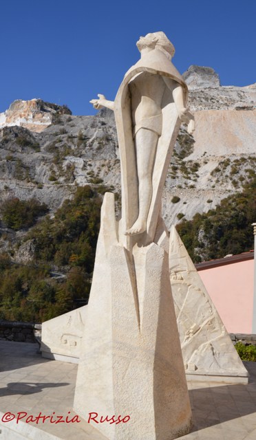 Carrara, il monumento al cavatore a Colonnata (ph. In14/P. Russo)