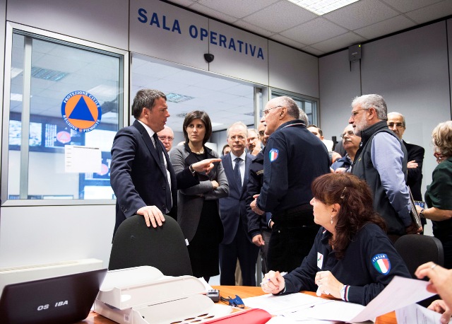 Il presidente del Consiglio Matteo Renzi in visita alla sala operativa della Protezione civile a Torino