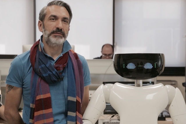 Il personal humanoid R1 e il suo ideatore Giorgio Metta (ph. Iit)