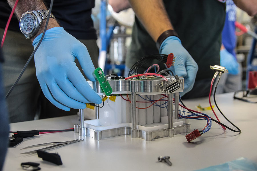 I giovani scienziati di U-Phos team, che porterà su un razzo spaziale dell'Esa un esperimento scientifico messo a punto dall'Università di Pisa.