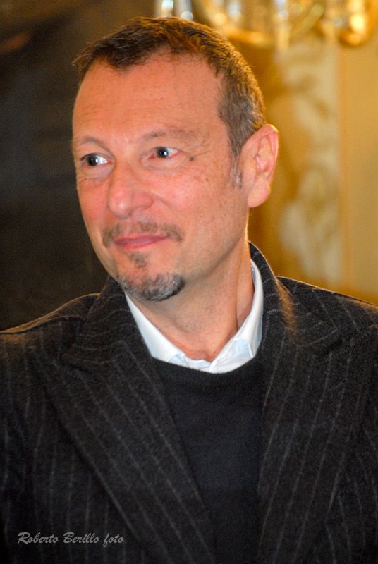 Amadeus durante la conferenza stampa della trasmissione di Rai 1 L'anno che verrà a Potenza nella sontuosa cornice del Teatro Francesco Stabile in piazza Mario Pagano (ph. In24/R. Berillo).