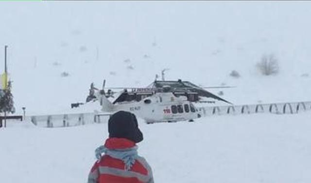 L'elicottero del 118 precipitato sulle montagne dell'Aquila, fotografato poco prima che precipitasse (ph. Ansa)
