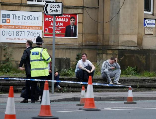 Giovani scampati all'attentato kamikaze alla Manchester Arena (ph. Reuters A. Yates).