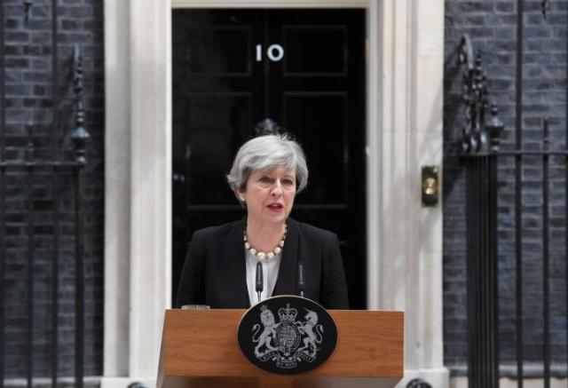 Il primo ministro britannico Theresa May parla ai giornalisti dopo l'attentato kamikaze alla Manchester Arena (ph. Reuters).