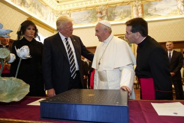 Lo scambio di doni tra papa Francesco e i coniugi Trump.