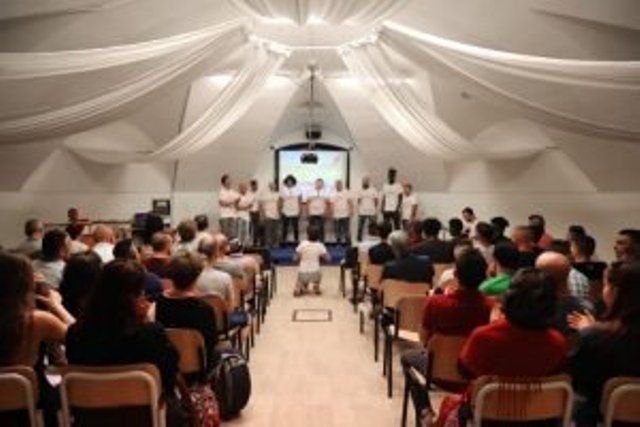 Musica dentro a Regina Coeli: l'esibizione dei partecipanti al laboratorio di musicoterapia in carcere (ph. Dire / S. Costa).