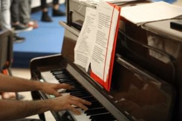 Musica dentro a Regina Coeli: l'esibizione dei partecipanti al laboratorio di musicoterapia in carcere (ph. Dire / S. Costa).