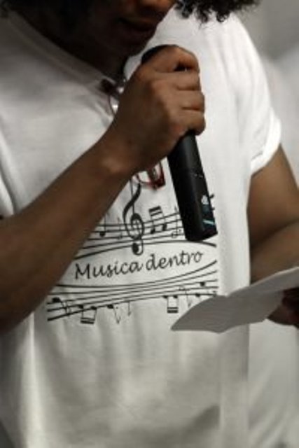 Musica dentro a Regina Coeli: l'esibizione dei partecipanti al laboratorio di musicoterapia in carcere (ph. Dire / S. Costa).