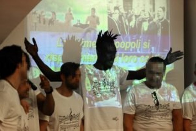 Musica dentro a Regina Coeli: l'esibizione dei partecipanti al laboratorio di musicoterapia in carcere (ph. Dire / S. Costa).
