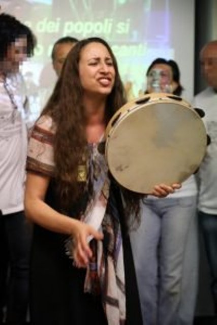 Musica dentro a Regina Coeli: l'esibizione dei partecipanti al laboratorio di musicoterapia in carcere (ph. Dire / S. Costa).