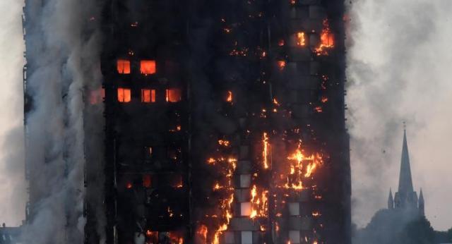 Inferno di cristallo: l'edificio avvolto dalle fiamme dell'incendio scoppiato la scorsa notte a Londra (ph. Reuters).