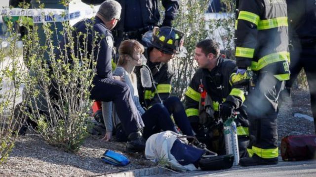 Una donna riceve i primi soccorsi dopo che è stata investita dal furgone dell'attentatore a Lower Manhattan, New York (ph. Reuters / Brendan McDemid).
