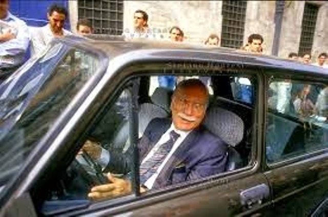 il sindaco di Cosenza Mario Occhiuto vuol dedicare una via allo storico leader del Msi. Giorgio Almirante. Rifondazione e i comunisti alla carica: Via Almirante è apologia!