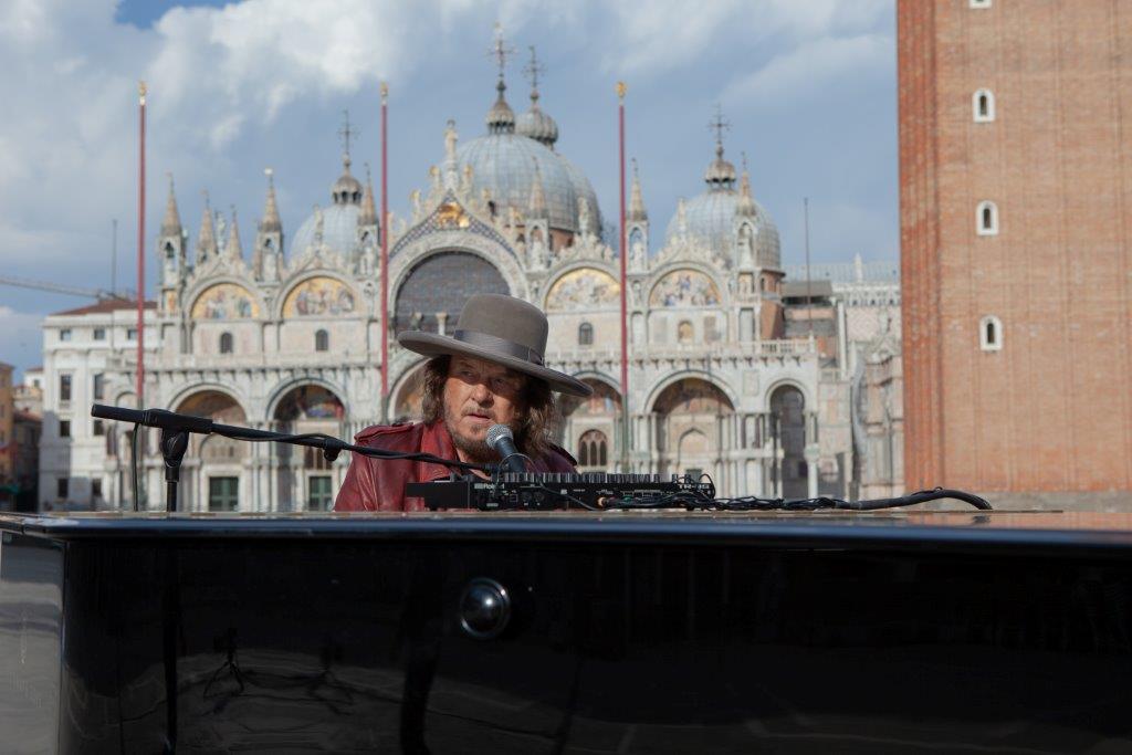 Zucchero "Sugar" Fornaciari a piazza San Marco a Venezia).