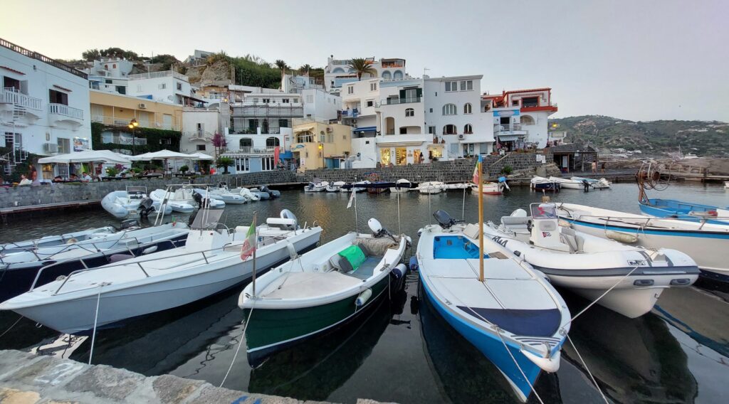 Ischia, il porticciolo di Sant'Angelo (Ph. P. Russo/IT24). Ischia, il porticciolo di Sant'Angelo (Ph. P. Russo/IT24).