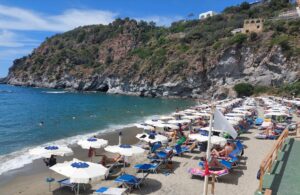 Ischia, la spiaggia di San Francesco a Forio (Ph. P. Russo/IT24). Ischia, la spiaggia di San Francesco a Forio (Ph. P. Russo/IT24).