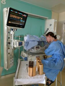 Musicoterapia in un reparto di Terapia intensiva neonatale in Gran Bretagna.