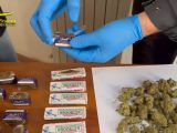 Droga nascosta in pacchetti di chewing gum, un arresto nel Pesarese