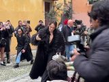 Sanremo, Irama entra in Piazza San Siro con un elmo
