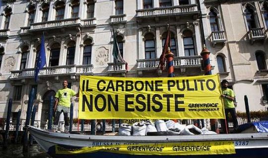 La subdola guerra dei combustibili fossili