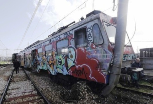 Napoli, deraglia la Cumana: ferita una donna Napoli, deraglia la Cumana: ferita una donna