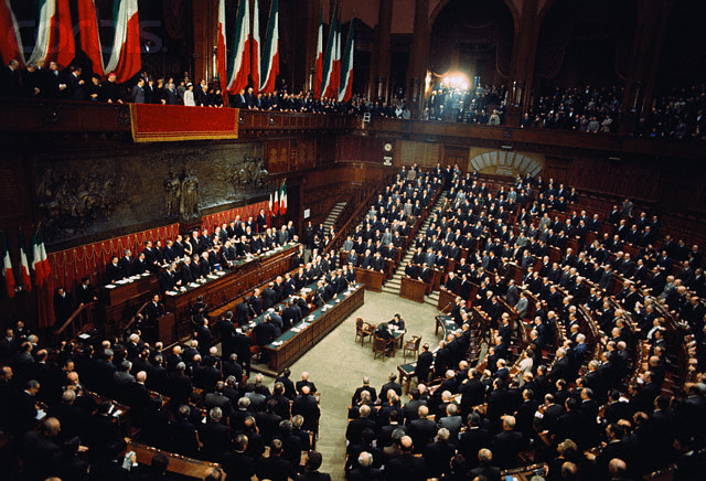 Senza visione, senza progetti e senza bussola annega negli slogan la politica stracciona Senza visione, senza progetti e senza bussola annega negli slogan la politica stracciona
