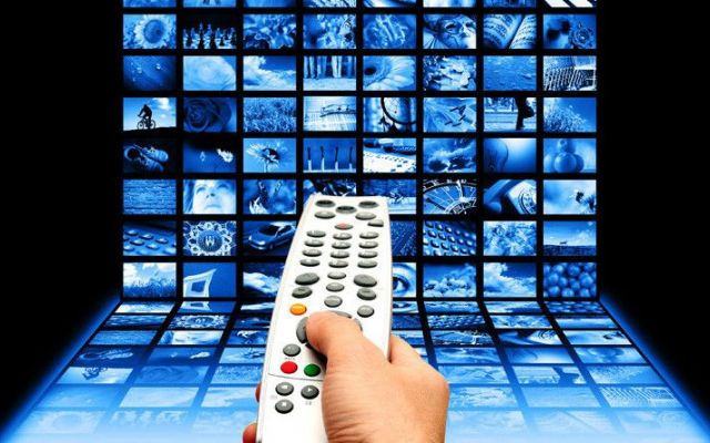 Lo streaming piace, ma nessuno spegne la tv