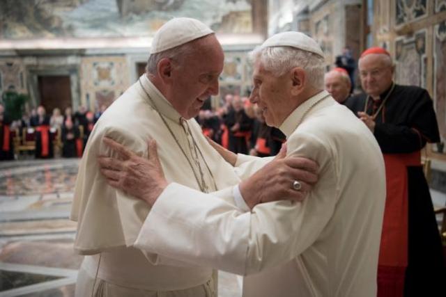 Vaticano, Papa Benedetto va da Papa Francesco