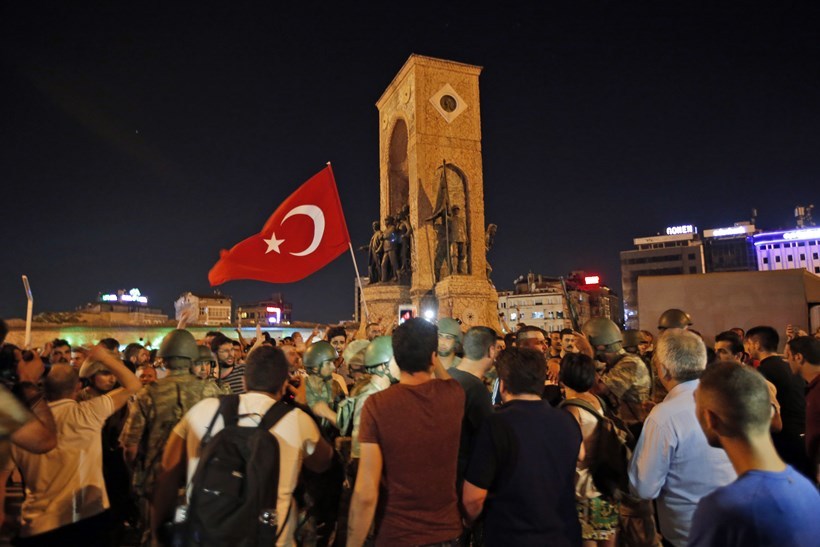 Turchia, Erdogan resiste alla rivolta militare