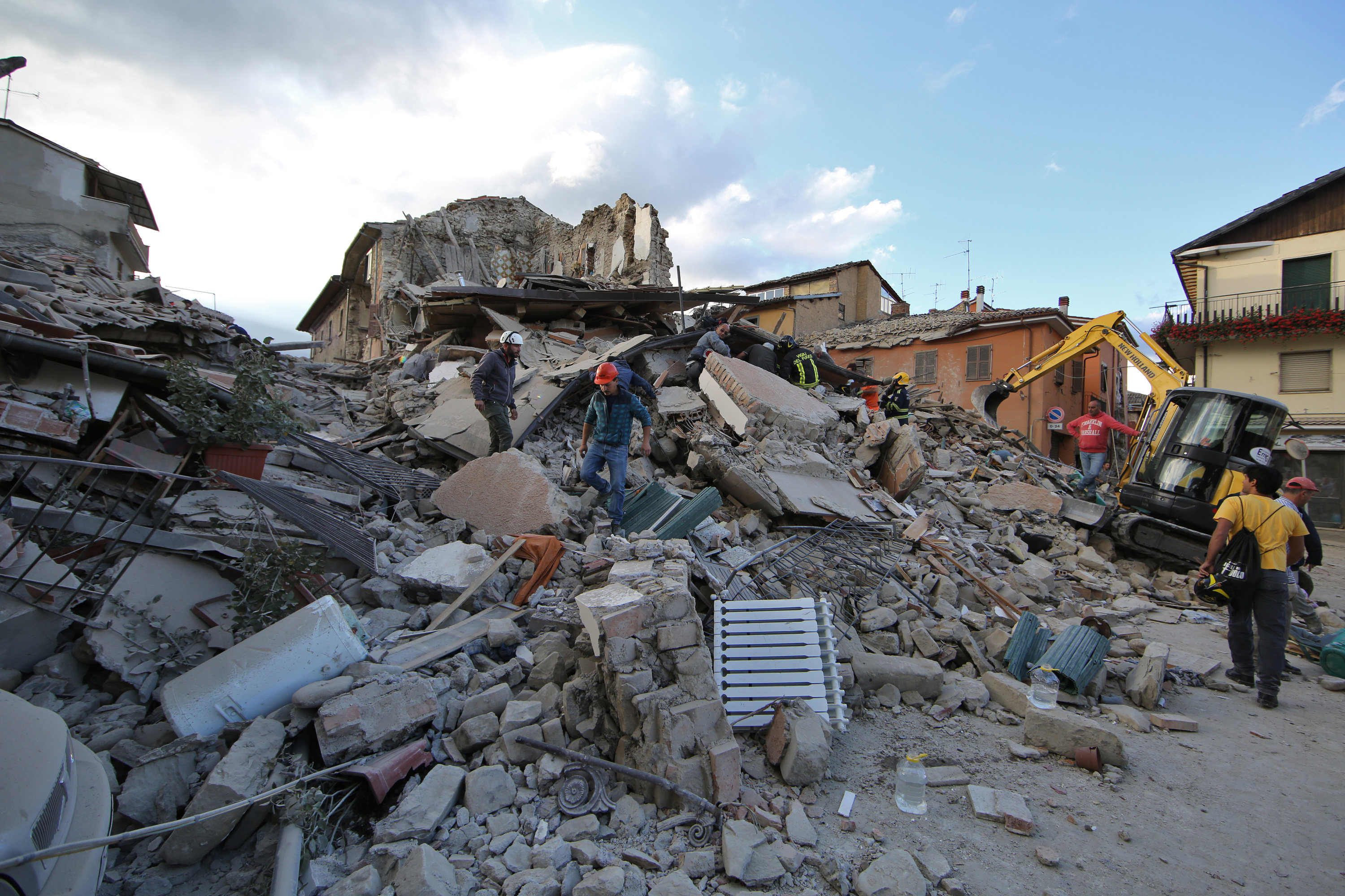Terremoto, sale a 73 il numero dei morti. La testimonianza di chi è scampato