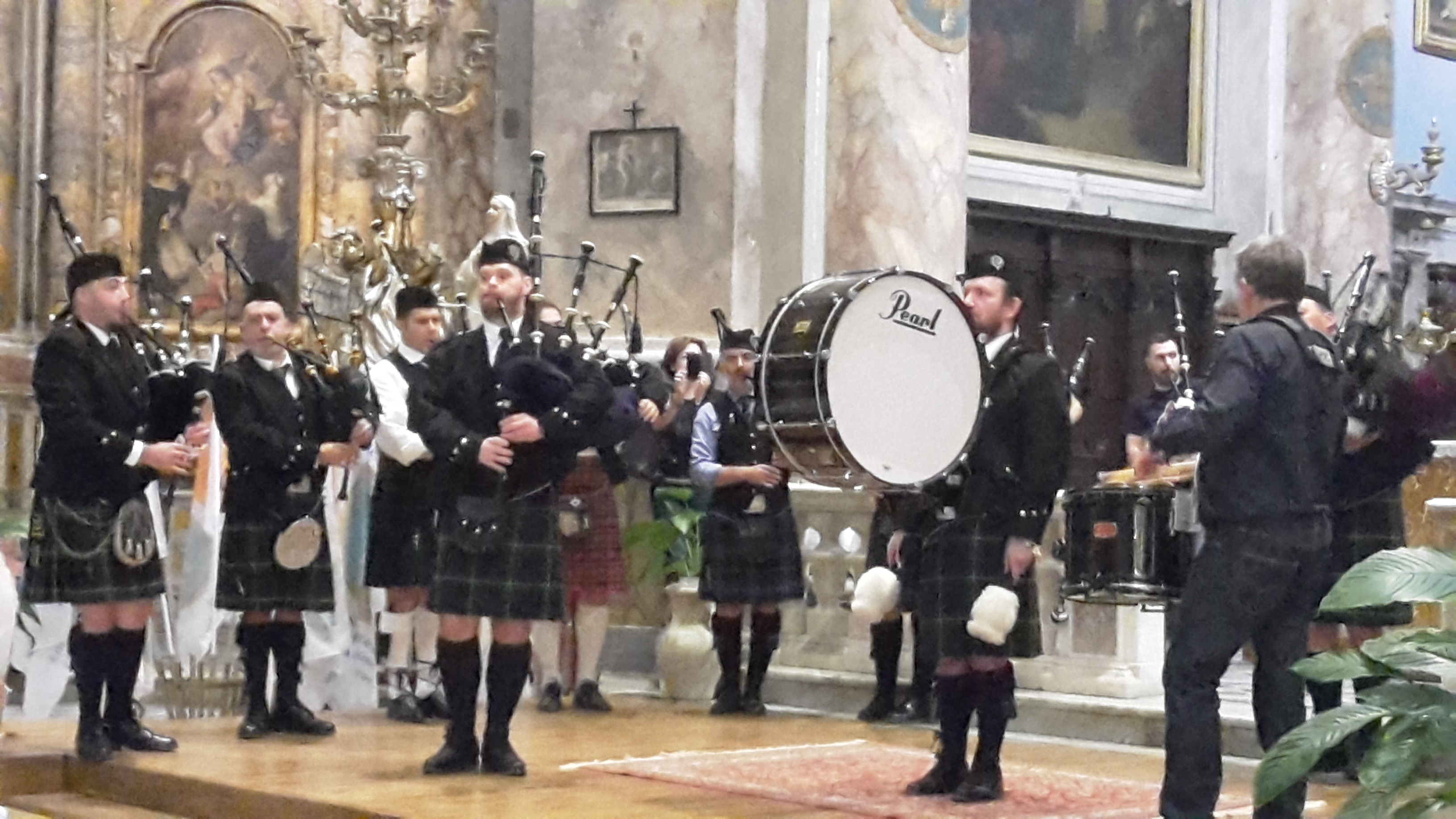 Note magiche, le cornamuse scozzesi incantano Livorno