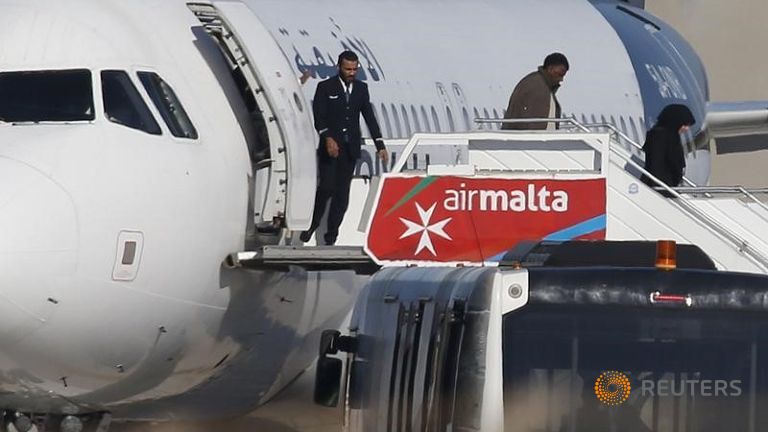 Aereo dirottato a Malta, si arrendono i dirottatori