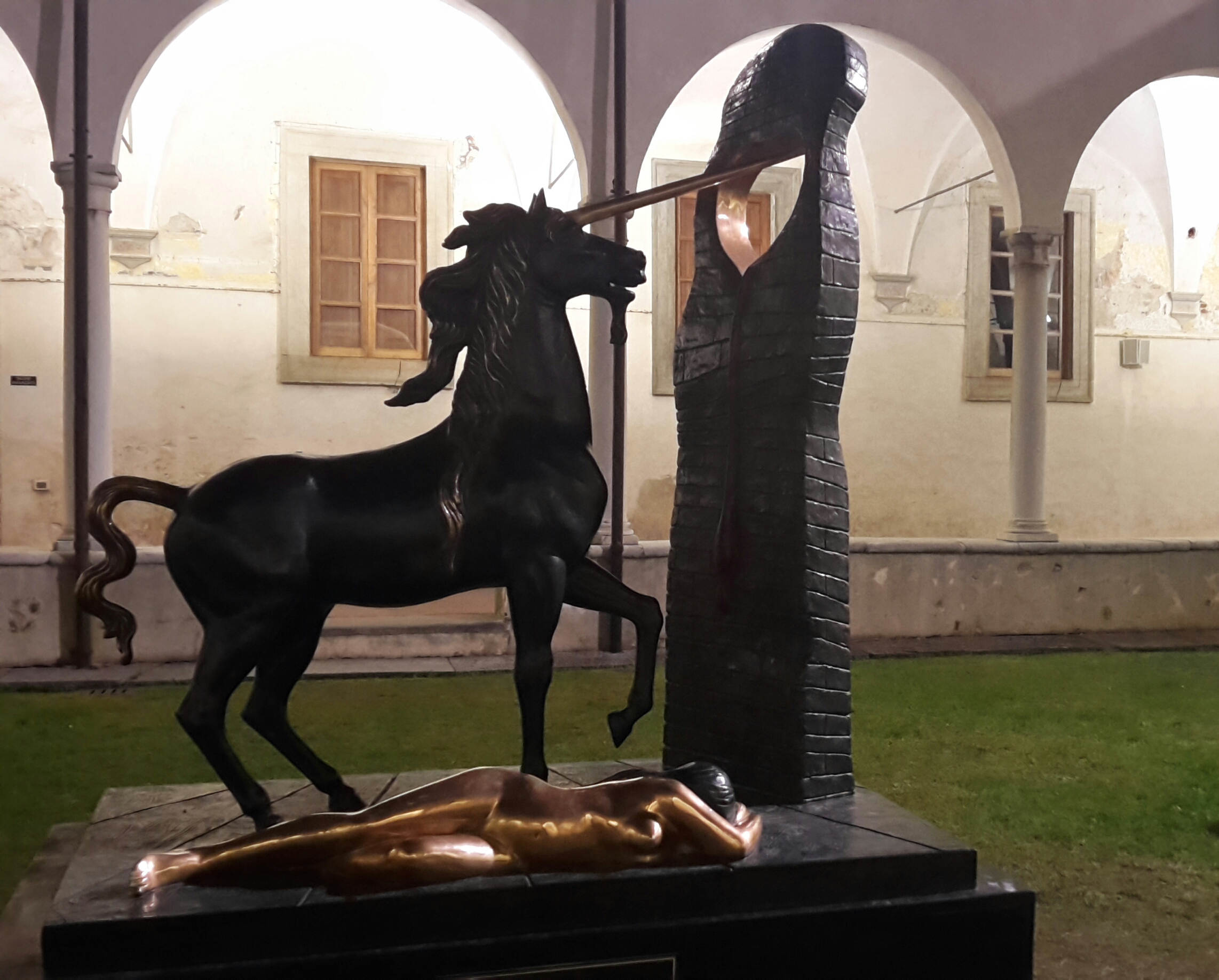 Pietrasanta, le opere di Dalì sono all’esterno