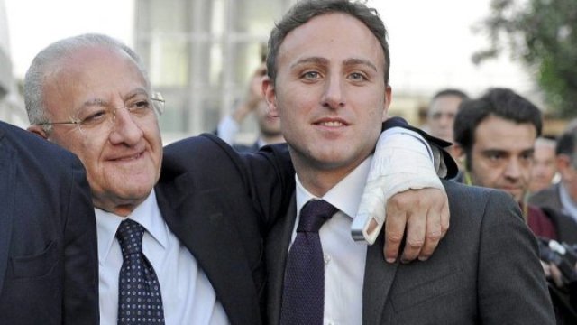 De Luca, dalle fritture per il sì alla candidatura del figlio