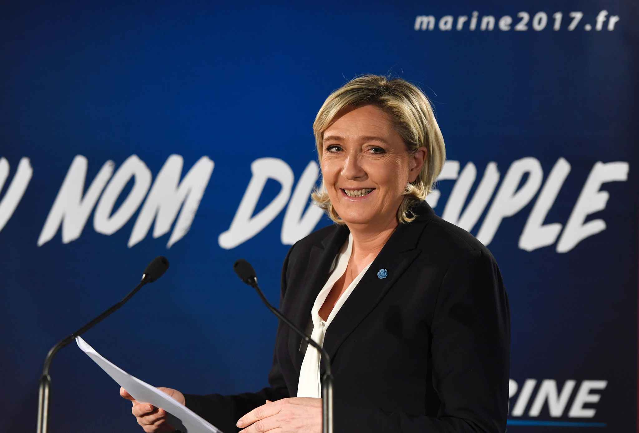 Francia, Le Pen sotto i riflettori: l’ultimo sondaggio la dà in leggero calo
