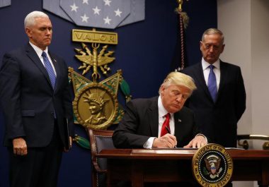 Muslim ban, Trump firma il nuovo bando ma tiene fuori l’Iraq