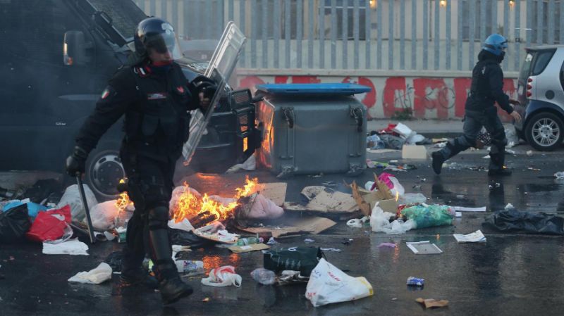 Lacremogene napulitane: il corteo anti-Salvini finisce in guerriglia urbana