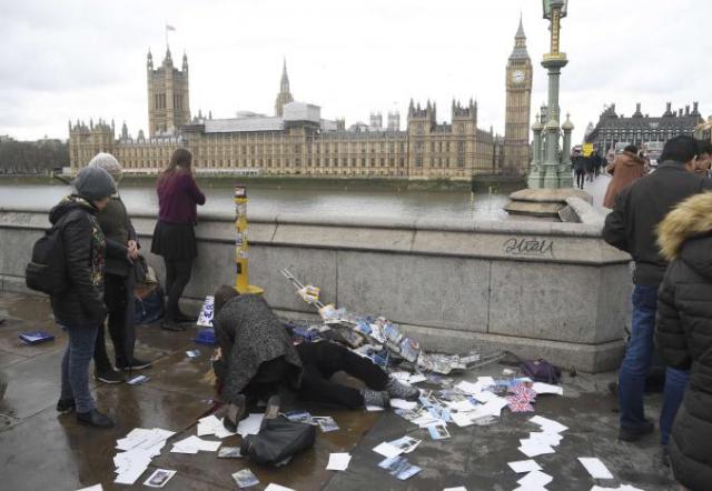 Terrore a Londra: auto sulla folla in pieno centro. Ucciso il terrorista Terrore a Londra: auto sulla folla in pieno centro. Ucciso il terrorista