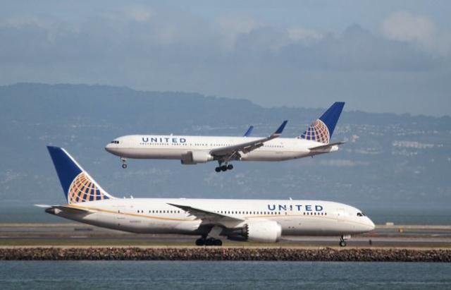 Leggings troppo sexy, due adolescenti cacciate dall’aereo United Airlines