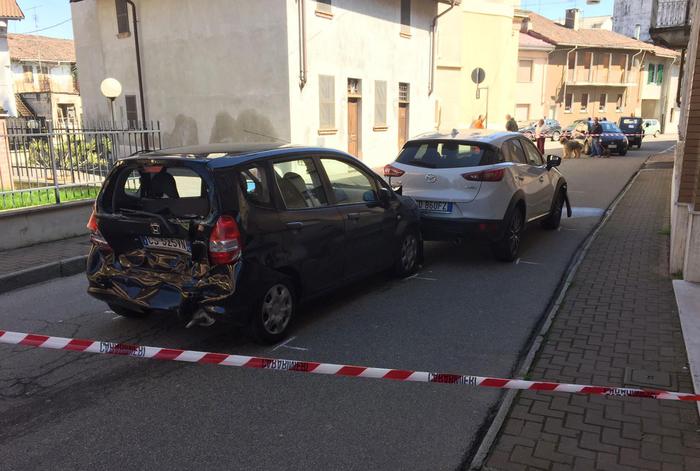 Vercelli, donna speronata con l’auto e accoltellata: arrestato l’ex marito