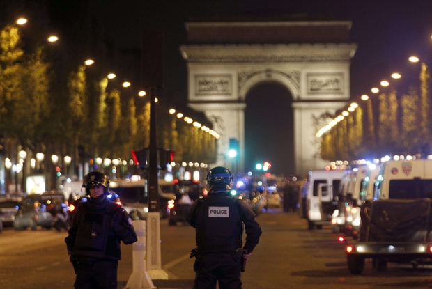 Il terrore torna in Francia: sparatoria sugli Champs Elysees, ucciso un poliziotto