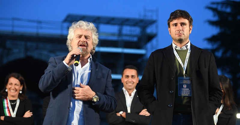 Qui Circo Massimo, è festa con Beppe Grillo. Qui Leopolda, è festa col “Morto”…