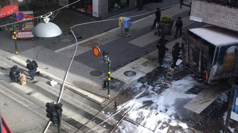 Terrorismo, ancora un tir sulla folla. Questa volta nel centro di Stoccolma