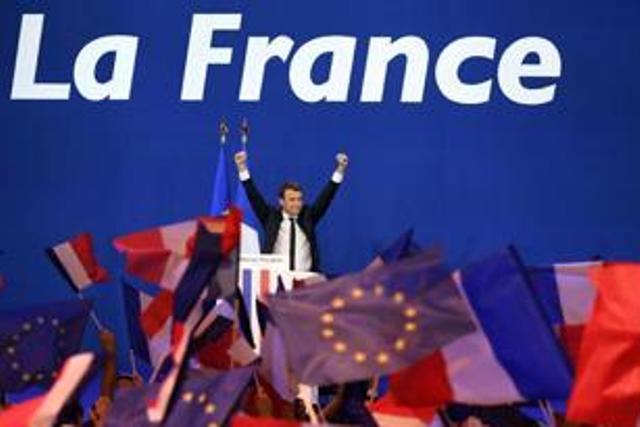 Francia, la rabbia in piazza contro il caro benzina. Eliseo, folla contesta Macron